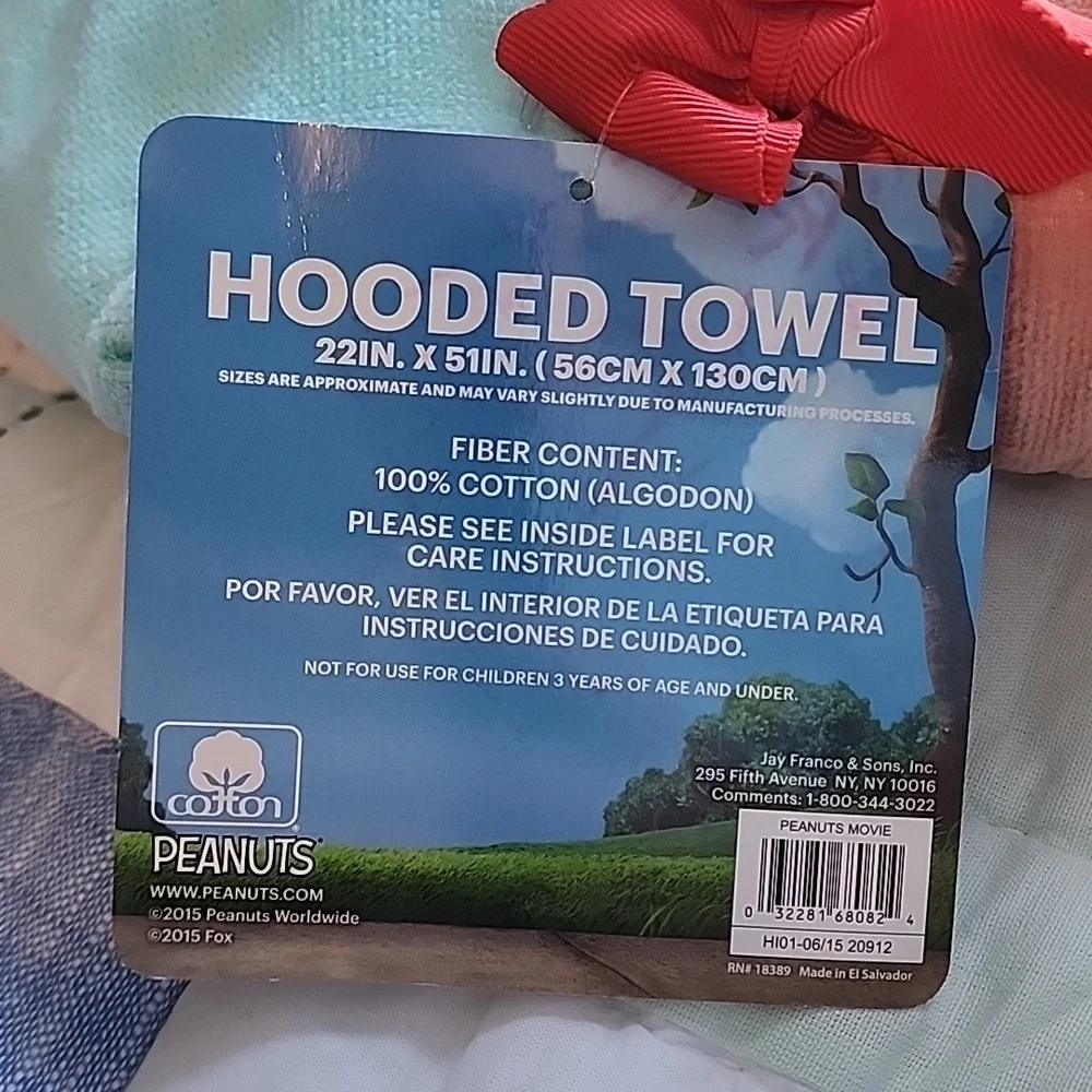 NWT Peanuts hooded towel